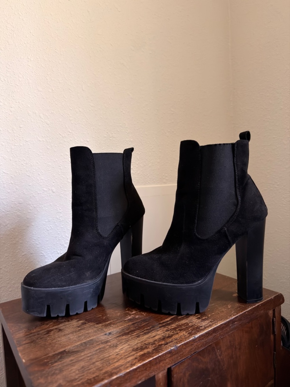 Women's Black Velvet Chunky Platform Chelsea Boot